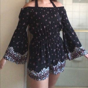 Off the shoulder romper / open sleeved